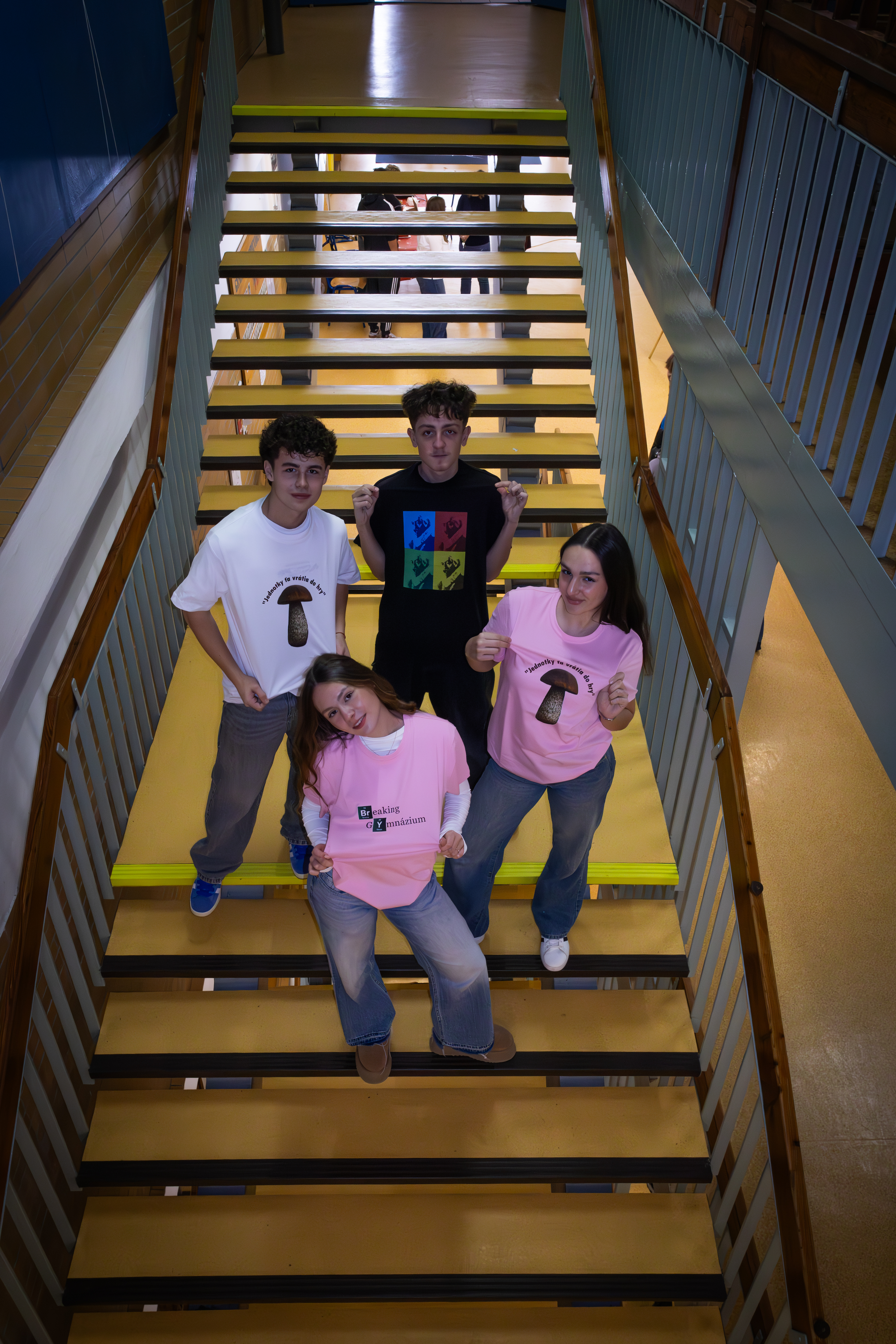 GVBN Merch – študenti v merchi na schodoch Gymnázia Vavrinca Benedikta Nedožerského Prievidza v postoji